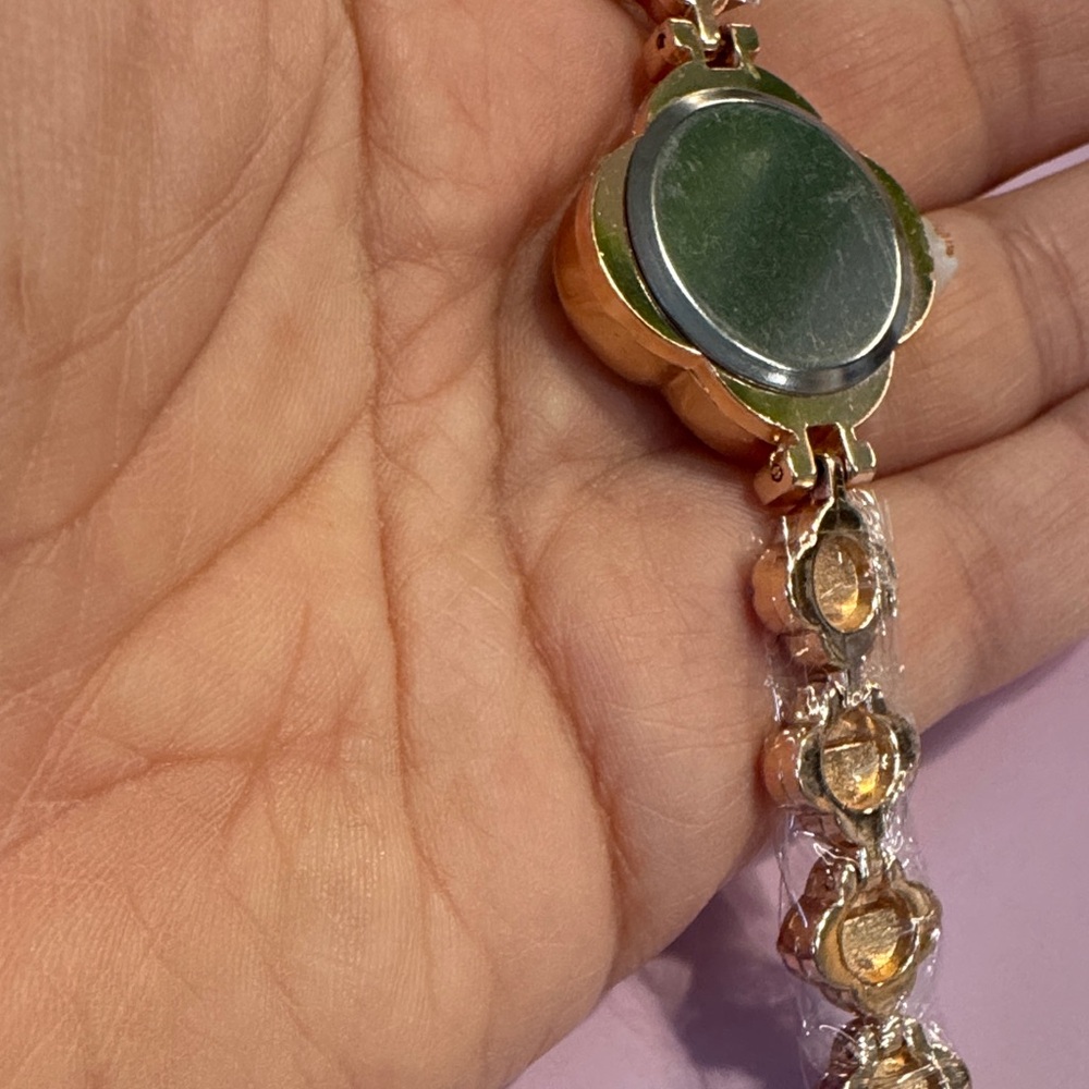 (5/3) Van Cleef style Gold-Tone Bracelet Watch with Emerald Green Stones - Picture 4 of 4